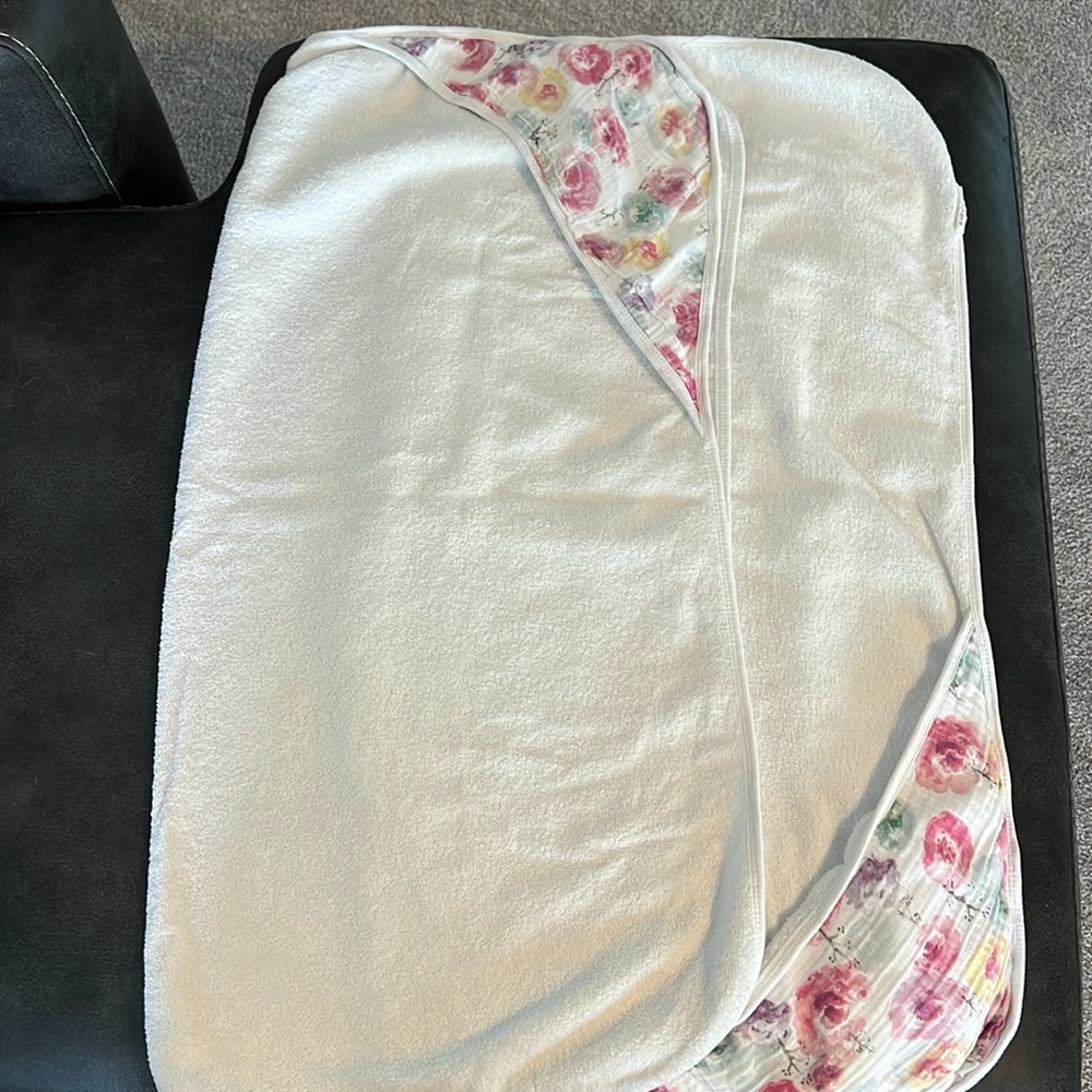 Honest Baby set of 2 bath towels. White with flowers on hoods.